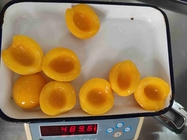 Pêssegos doces em conserva Pêssegos amarelos Frutas enlatadas com ingredientes naturais de pêssego