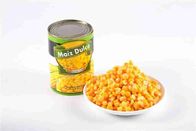 Núcleos de milho doce enlatados salada no sabor natural da nutrição rica da lata