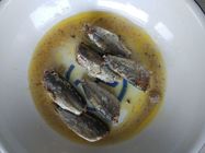 Sardinhas enlatadas naturais deliciosas dos peixes no peso líquido vegetal de óleo 125g