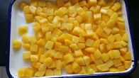 Os petiscos da geleia de fruto enlataram o pêssego amarelo cortam no xarope claro promovem o apetite