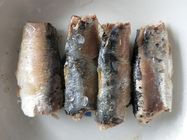 peixes enlatados 425g da sardinha com a escala no óleo vegetal