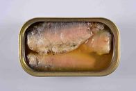 Os peixes enlatados baixo sódio da sardinha no óleo, salgam o fast food embalado das sardinhas