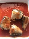 Peixes enlatados os mais saudáveis firmemente embalados, sardinhas estanhadas no molho de tomate