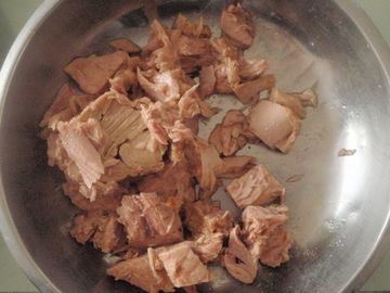 Pedaços enlatados vária especificação do atum no óleo vegetal 3 anos de vida útil