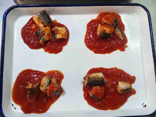Macarrão com óleo claro em salmoura numa lata perfeita para cobrir a pizza