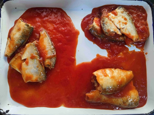 Cabra em lata com molho de tomate - um lanche delicioso e nutritivo