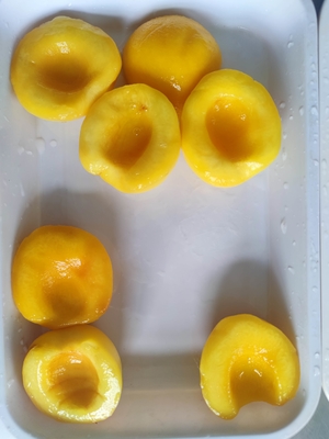 Frutas amarelas enlatadas acessíveis em xarope 820g para o processo de conservação