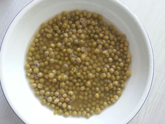 Frescas e de sabor suave Ervilhas verdes enlatadas com tampa aberta