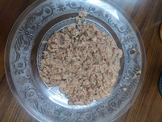 Embalagens em lata sem BPA Peças de atum enlatadas Texturas firmes no processo de conservação de óleo