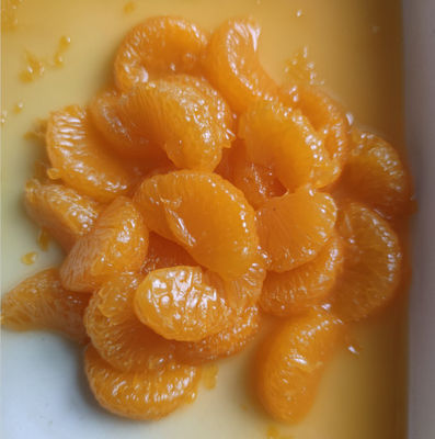 Laranjas Mandarinas naturais ricas em vitamina C em xarope de luz
