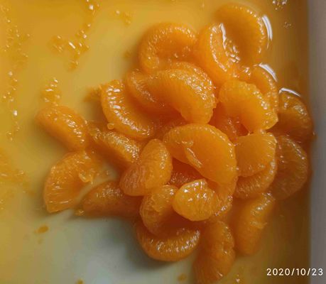Laranjas de mandarina inteiras doces enlatadas em xarope