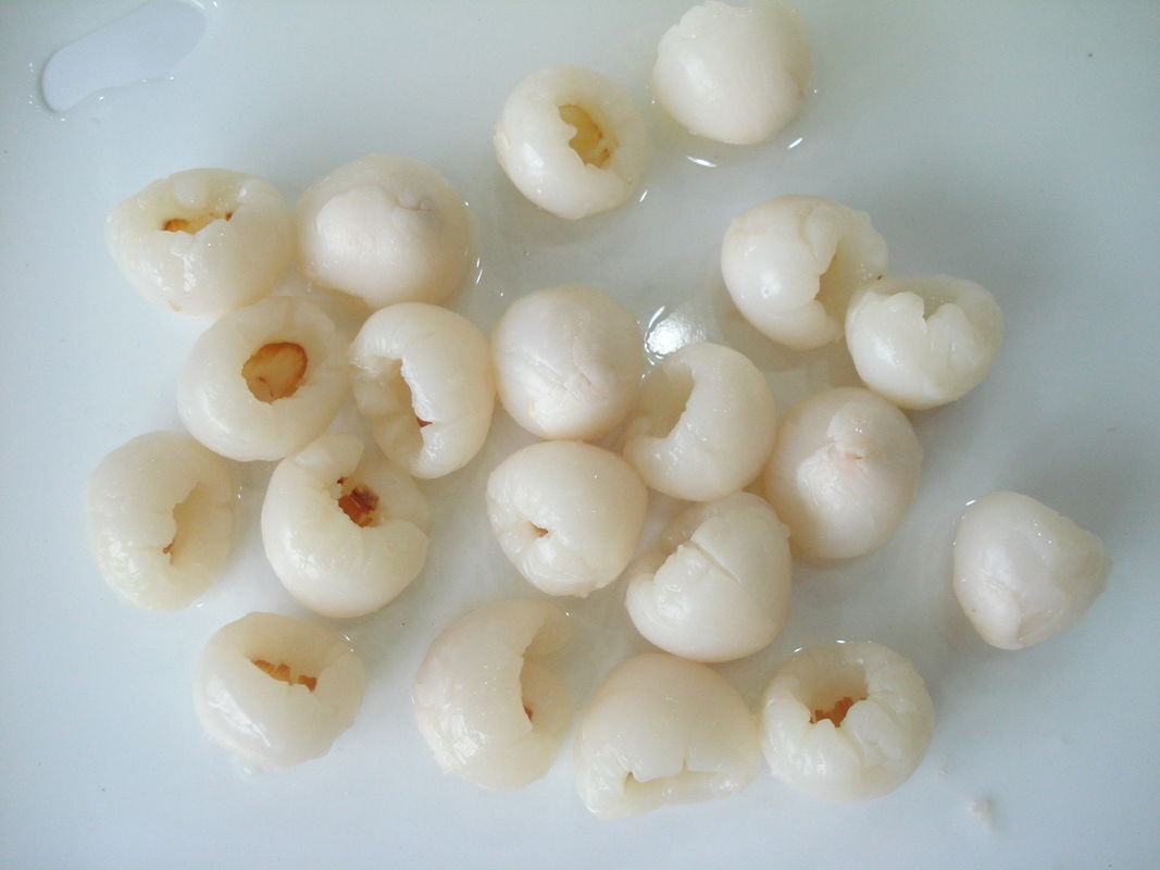 Lichis ou fruto sem sementes descascados enlatados de Laichi e de Lichu no xarope