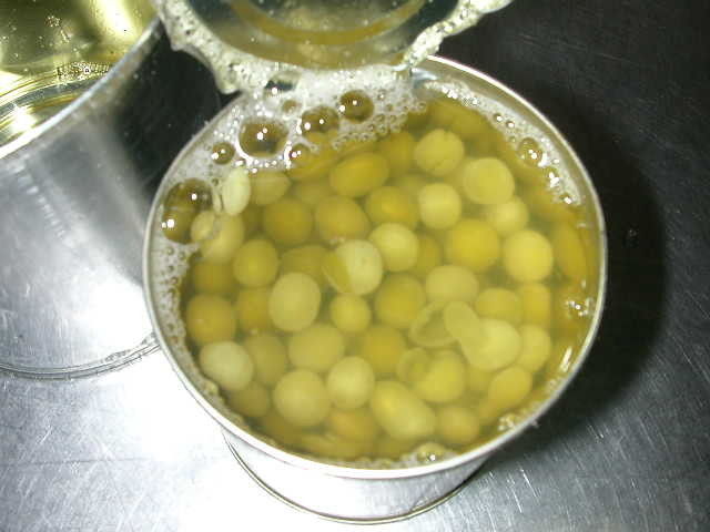 Frescas e de sabor suave Ervilhas verdes enlatadas com tampa aberta