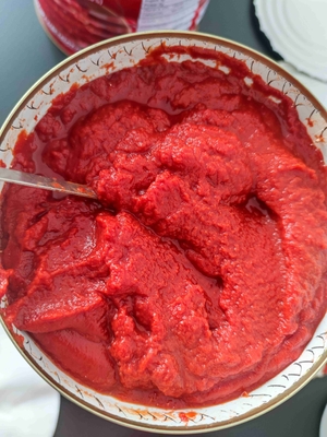 Pasta de tomate enlatada com aditivos de frutas