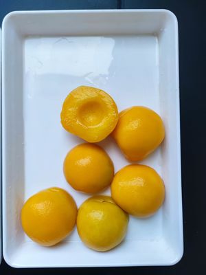 Brix 14-17 por cento Frutas amarelas enlatadas Pêssegos frescos Adequados para restaurantes Cafés e empresas de transformação de alimentos