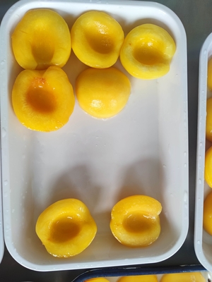 Deliciosas frutas amarelas enlatadas do tipo OGM embaladas com pêssegos