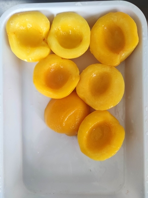 Prontos para comer pêssegos amarelos em lata