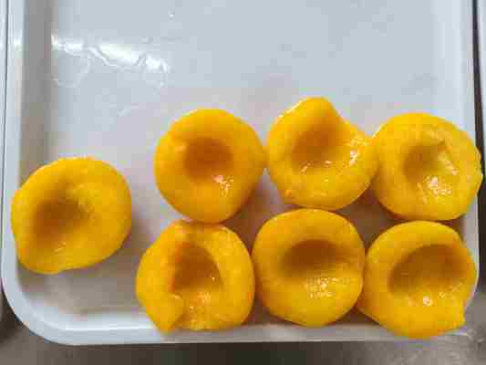 Temporada de julho-agosto Pêssegos amarelos em lata para junho-agosto