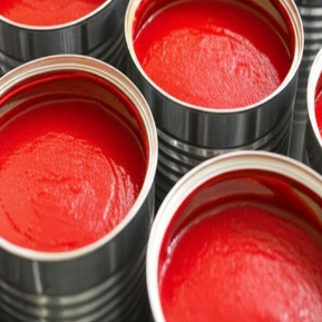 Uma conveniente loja de molho de tomate enlatado no frio para cozinheiros ocupados e preocupados com a saúde